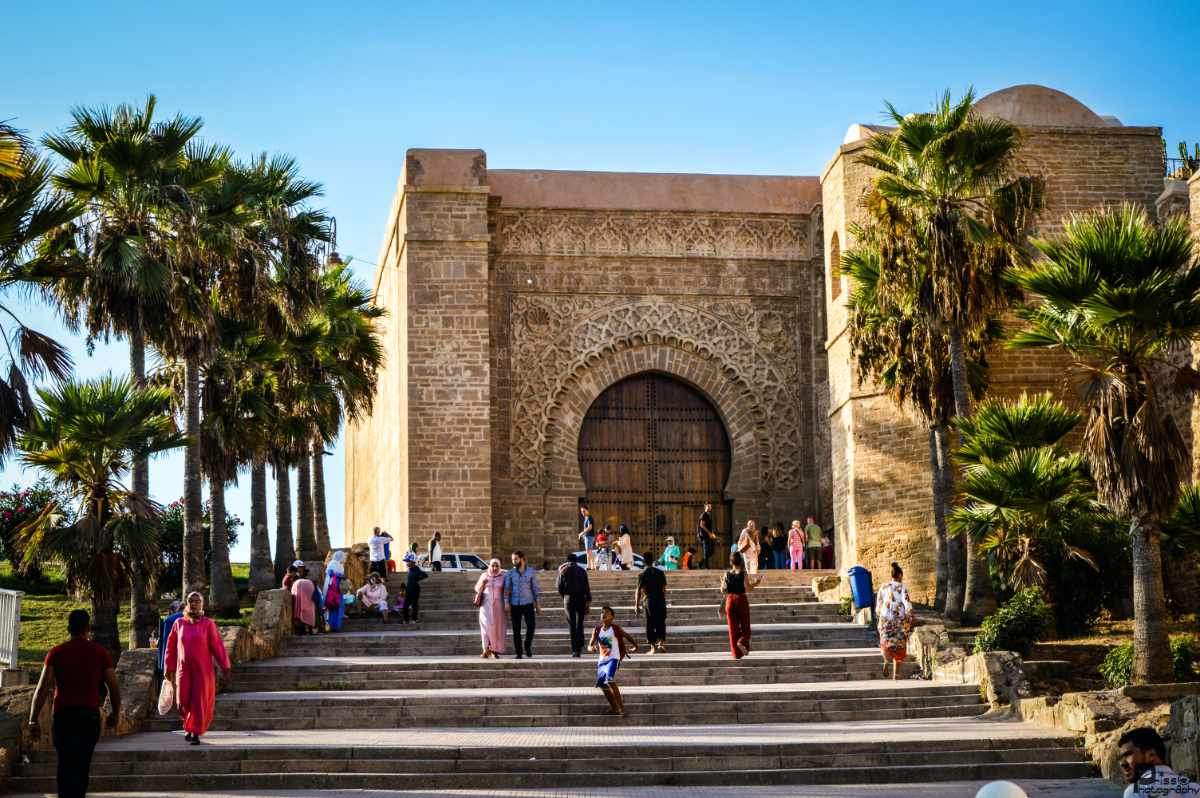 Vue extérieure d'une mosquée au Maroc